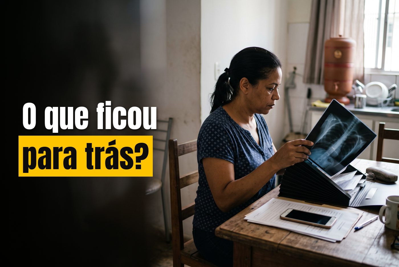 Mulher organizando numa pasta os exames de raio-x e os documentos médicos na mesa de casa, com o celular ao lado
